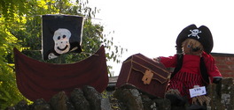 Click to Enlarge this image of a Harpole Scarecrow (2008_2/100_2707.jpg)